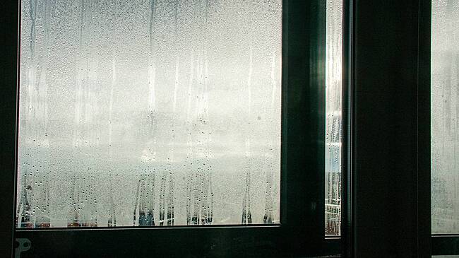 В Подмосковье девушку выкинули из окна