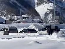 Сотни автомобилей застряли на границе России и Грузии