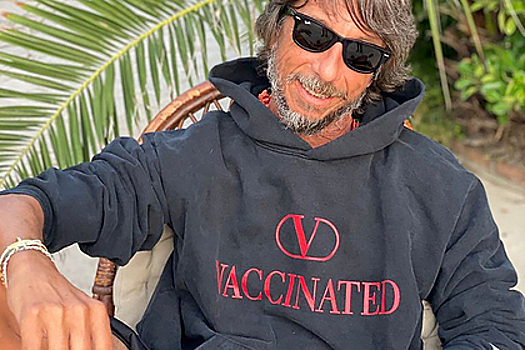 Толстовку с призывом к вакцинации за 50 тысяч рублей раскритиковали в сети