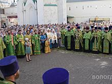 Сотни вологжан собрались на общегородском молебне на Кремлёвской площади