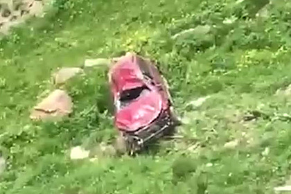 Автомобиль с туристами упал в обрыв в Дагестане