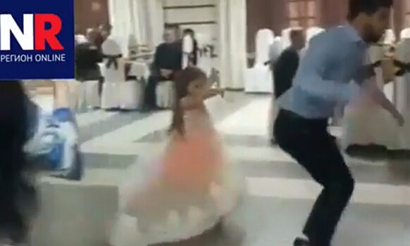 В Астрахани мужчина упал на девочку, делая сальто во время танца