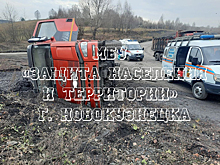 Самосвал перевернулся при съезде с дороги в Новокузнецке
