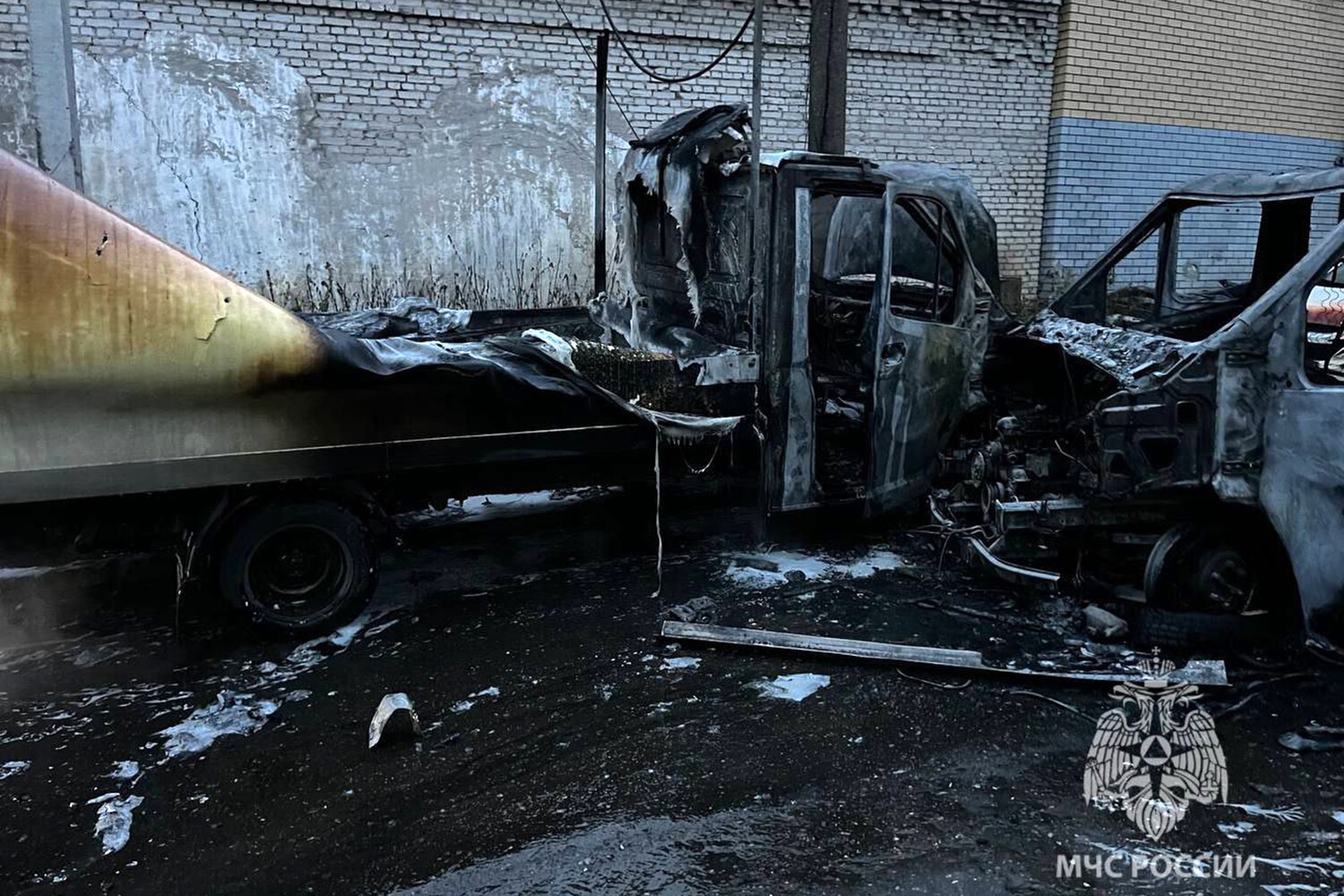 В российском городе две ГАЗели сгорели дотла на парковке