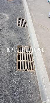 Коммунальщики установили решетки на ливневки на улице Лавриненко