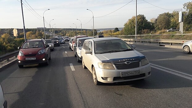 «Паровозик» из 4 автомобилей собрал многокилометровую пробку на Бердском шоссе