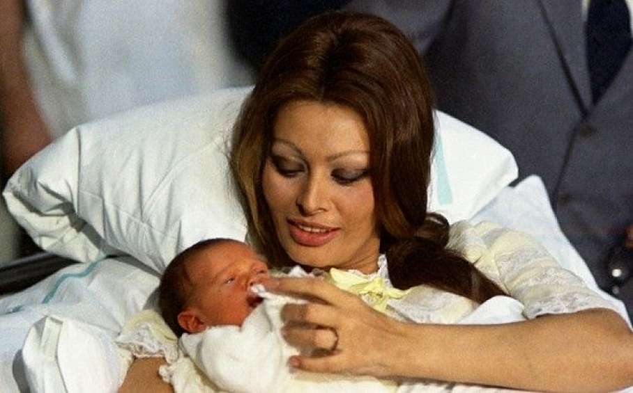 1969 год: Софи Лорен прижимает к груди своего новорожденного сына.