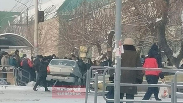 В Челябинске автомобиль влетел в толпу на остановке