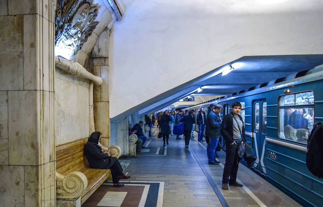 Можно ли в метро сегодня. Новокузнецкая метро зеленая ветка. Обстановка в московском метро. Поезда на красной ветке метро. Выхино москва метро час пик.