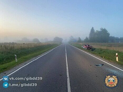 На трассе в Правдинском районе легковушка на большой скорости вылетела в кювет и снесла дорожный знак
