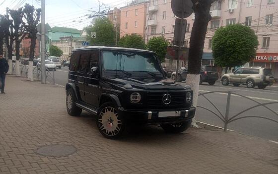 В Рязани водительница  Mercedes-Benz оштрафована на 1 000 рублей за парковку на тротуаре