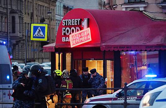 Стихийный мемориал появился на месте взрыва в Петербурге