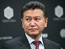 Илюмжинов подарил Папе Льву XIV шахматы из янтаря