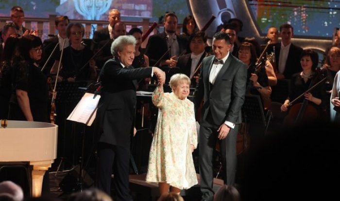 В Волгограде Александра Пахмутова на своем юбилейном концерте представила премьеру песни