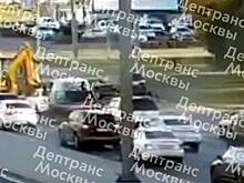 В Москве автомобиль сбил двух человек на тротуаре
