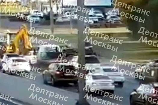 В Москве автомобиль сбил двух человек на тротуаре