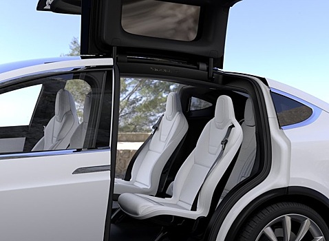 Грузовик снес распахнувшуюся дверь Tesla Model X