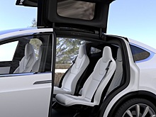 Грузовик снес распахнувшуюся дверь Tesla Model X