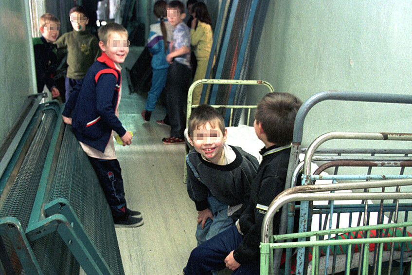 Кровати для больных детей в гостинице ставят в коридоре лечебного учреждения Приморского края, Россия, 24 ноября 1999 года