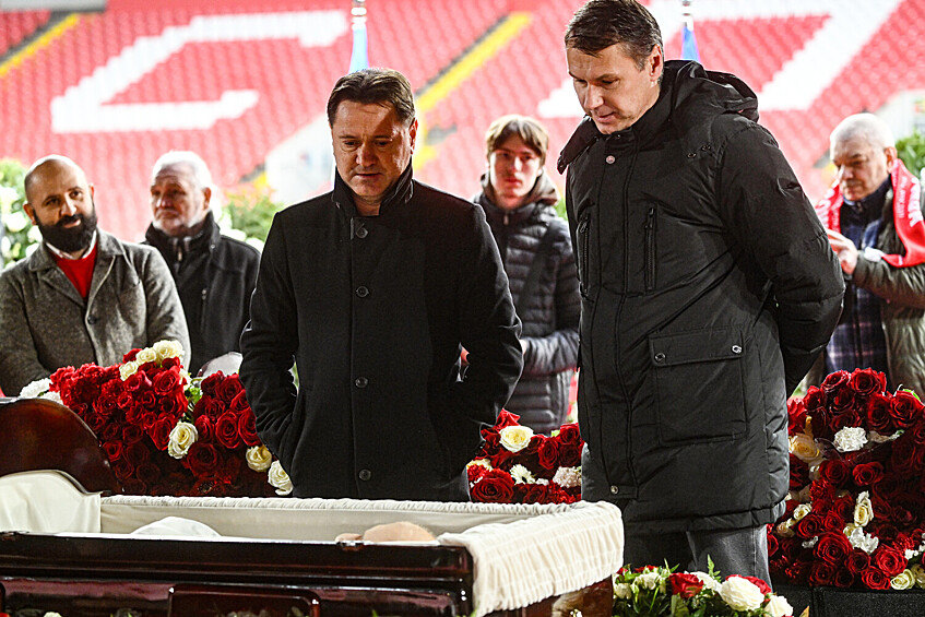 Бывшие футболисты Дмитрий Аленичев (слева) и Егор Титов на церемонии прощания с олимпийским чемпионом 1956 года в составе сборной СССР по футболу Никитой Симоняном на стадионе «Лукойл Арена» в Москве, 27 ноября 2025 года