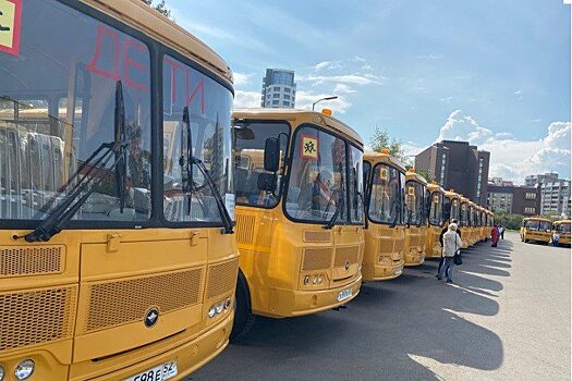 На смену изношенным ПАЗам в районы края отправили новые школьные автобусы