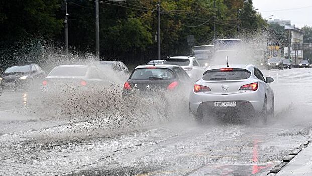 Автомобилистам в Москве посоветовали быть внимательными из-за дождя