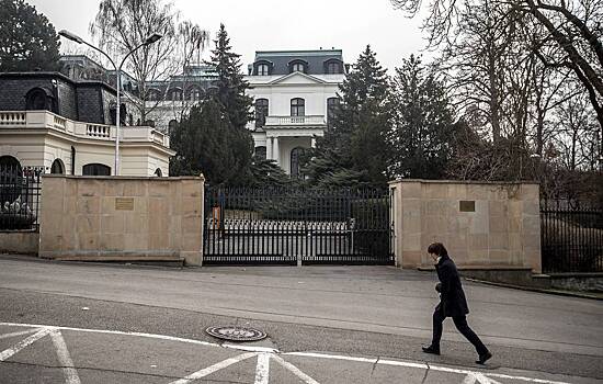 Россиян выселяют из посольского дома в Чехии