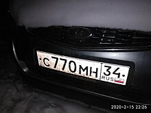 Три припаркованных авто мешают коммунальщикам ремонтировать водопровод