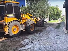 Нелегальную парковку на газоне сносят в центре Новосибирска