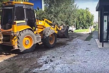 Нелегальную парковку на газоне сносят в центре Новосибирска