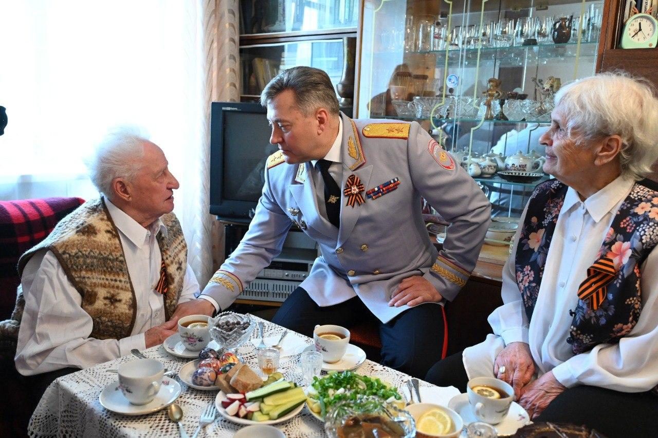 Михаил Скоков приехал к ветерану войны и труженику тыла, чтобы лично поздравить с Днем Победы