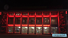 На серое здание саратовского цирка установили яркую подсветку