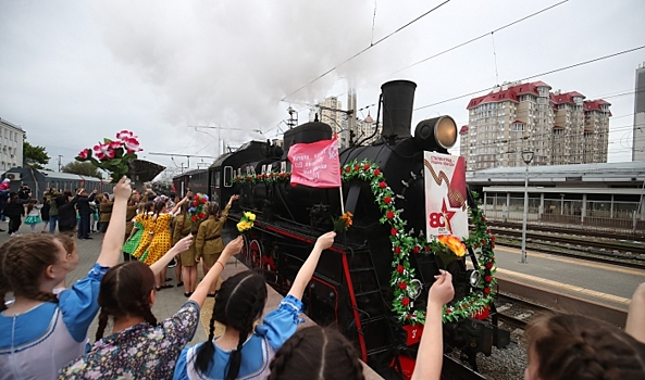 На железнодорожном вокзале Волгограда встретили ретропоезд