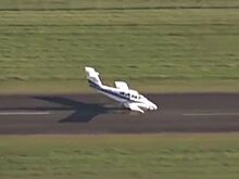 Австралийский пилот-стажер посадил самолет без переднего шасси