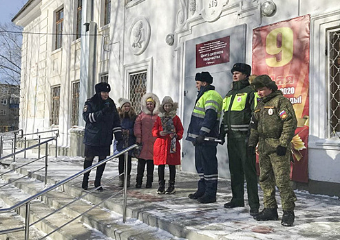 Сотрудники ВАИ и военной полиции ЦВО провели урок военно-патриотического воспитания для школьников в Челябинске