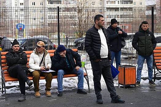 Почти 500 мигрантов ночевали на улице в российском городе ради одной цели