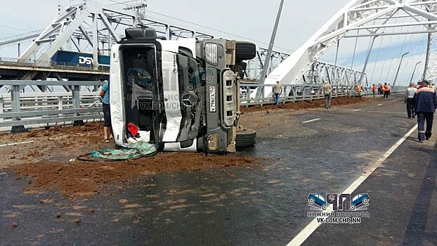 На закрытом Борском мосту произошло ДТП с грузовым «Мерседесом»: водитель не справился с управлением (ФОТО)