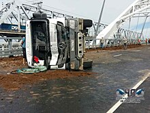 На закрытом Борском мосту произошло ДТП с грузовым «Мерседесом»: водитель не справился с управлением (ФОТО)