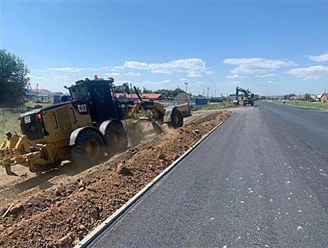 В селе Подъем-Михайловка Волжского района завершили укладку верхнего слоя асфальта на региональной дороге