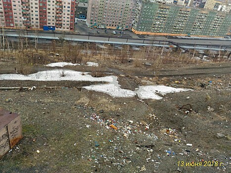 Кучи мусора появились в Норильске после таяния снегов