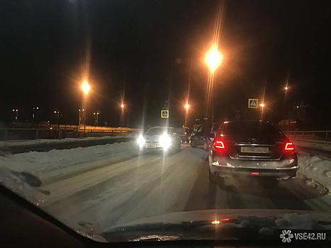 Последствия ДТП перекрыли дорогу в центр Кемерова