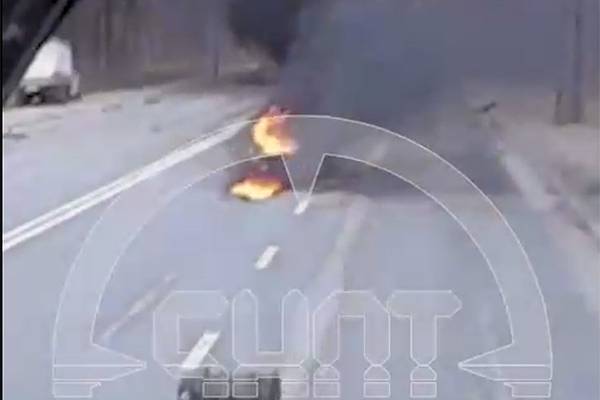 Загоревшееся после попадания снаряда на подъезде к Белгороду авто сняли на видео