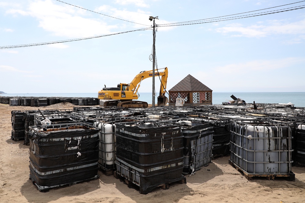 В Туапсе собрано 28 тысяч кубометров загрязненных нефтепродуктами почвы и воды