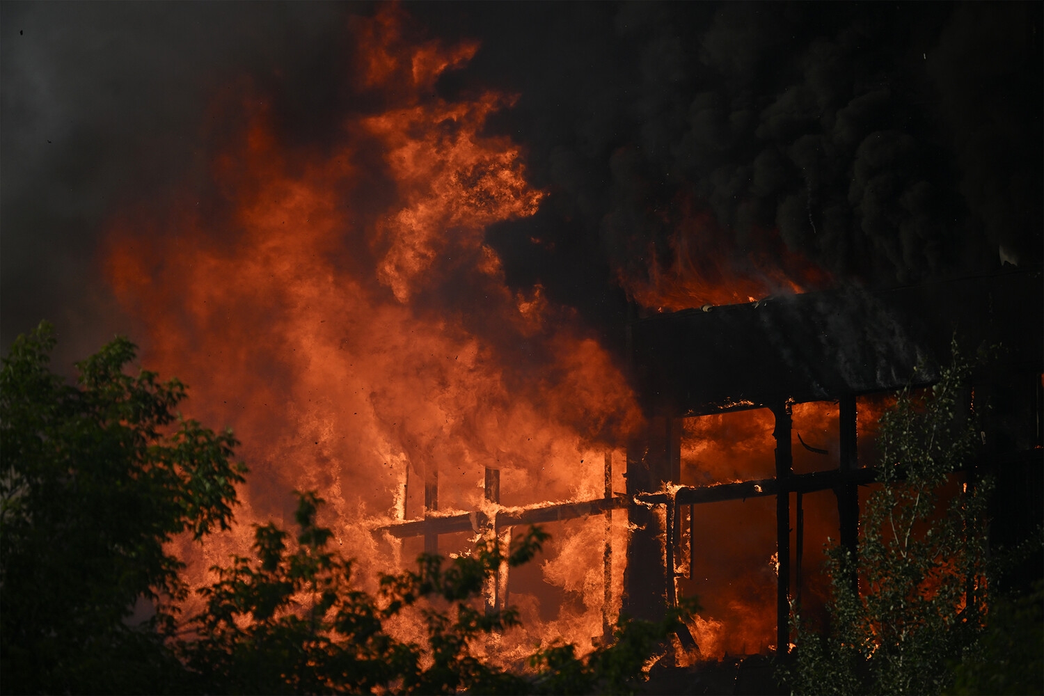 МЧС сообщило об увеличении площади пожара во Фрязино