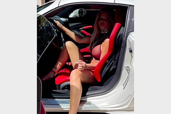 55-летняя звезда «Спасателей Малибу» снялась в белье в спорткаре Ferrari