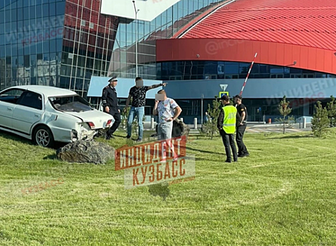Правоохранители прокомментировали инцидент с вылетевшей на газон иномаркой в Кемерове