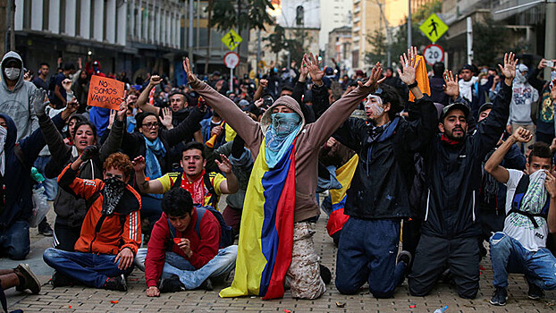 "Теория домино": колумбийцы протестуют против президента