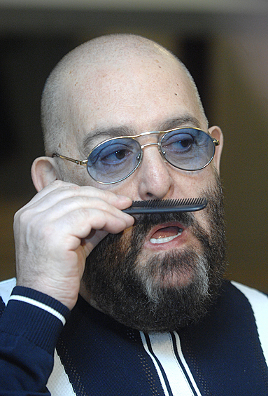 Михаил Шуфутинский родился 13 апреля 1948 года в Москве. Окончил музыкальную школу по классу баяна и музыкальное училище по специальностям «дирижер», «хормейстер» и «преподаватель музыки и пения». 