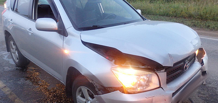 Автомобиль BMW сбил подростков на остановке в Ижевске