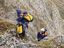 Появилось видео эвакуации бездыханного туриста с горы в России